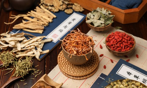 吃中药用黄洒的原因-【为什么中药用黄酒服用】为什么要用黄酒做药引 - 中药为什么要黄酒服网